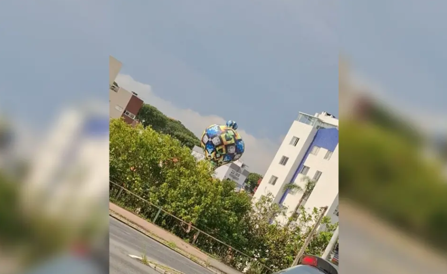 Balão cai sobre prédio e preocupa moradores