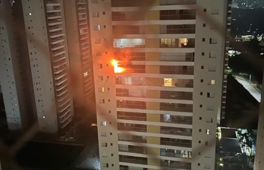 Incêndio atinge apartamento no 16° andar em São Paulo