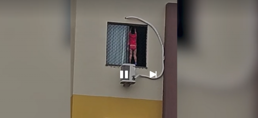 Criança fica pendurada em tela de proteção de apartamento
