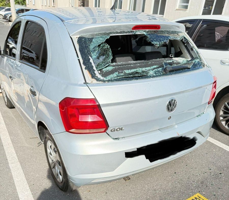 Mulher embriagada destrói carro do ex em condomínio