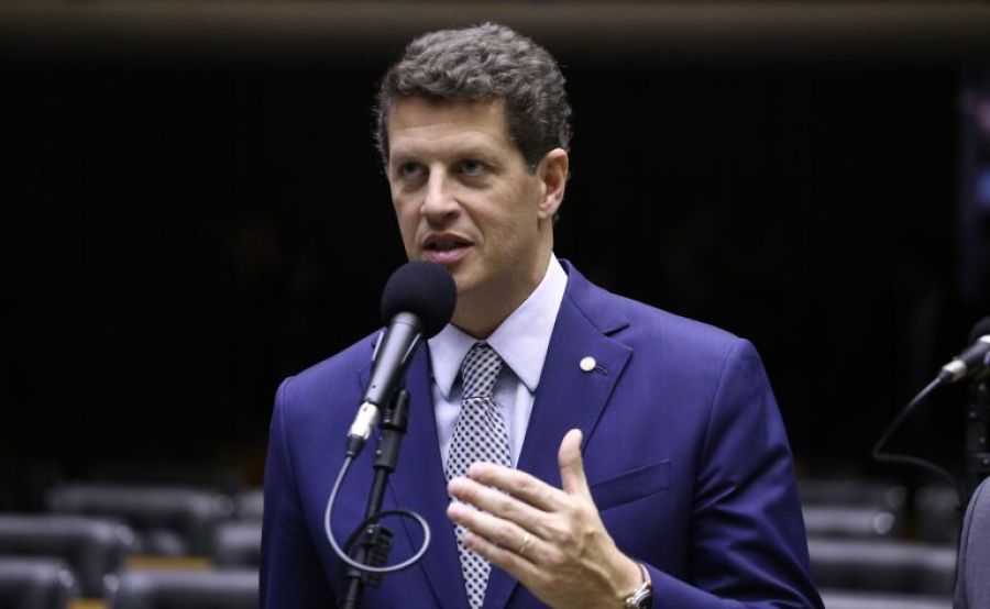 Condôminos poderão instalar pontos de recarga para veículos elétricos em suas garagens
