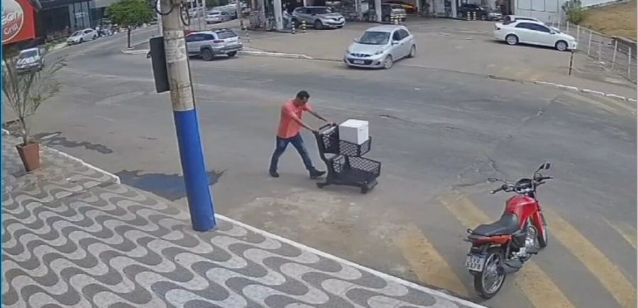 Homem invade apartamento e foge com cofre em carrinho de compras