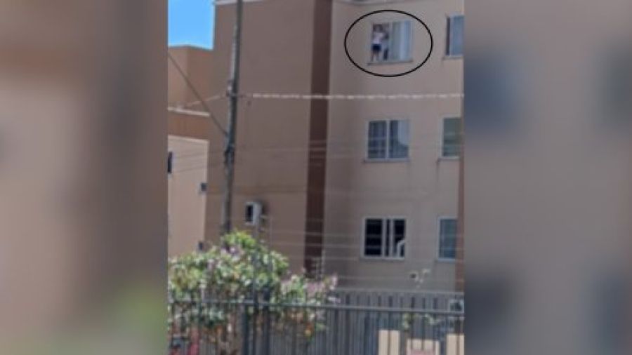 Criança é flagrada pendurada em tela de janela no 3º andar de prédio em Cascavel