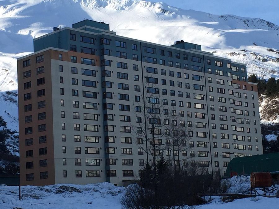 Cidade do Alasca abriga quase toda a população em um único condomínio