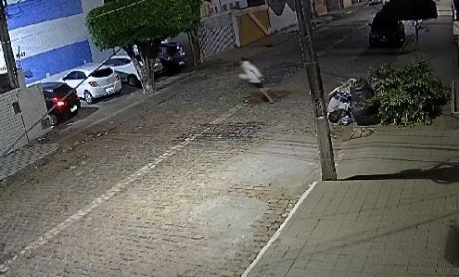 Bandido finge ser catador de lixo e rouba carro de mulher na entrada do condomínio de Natal