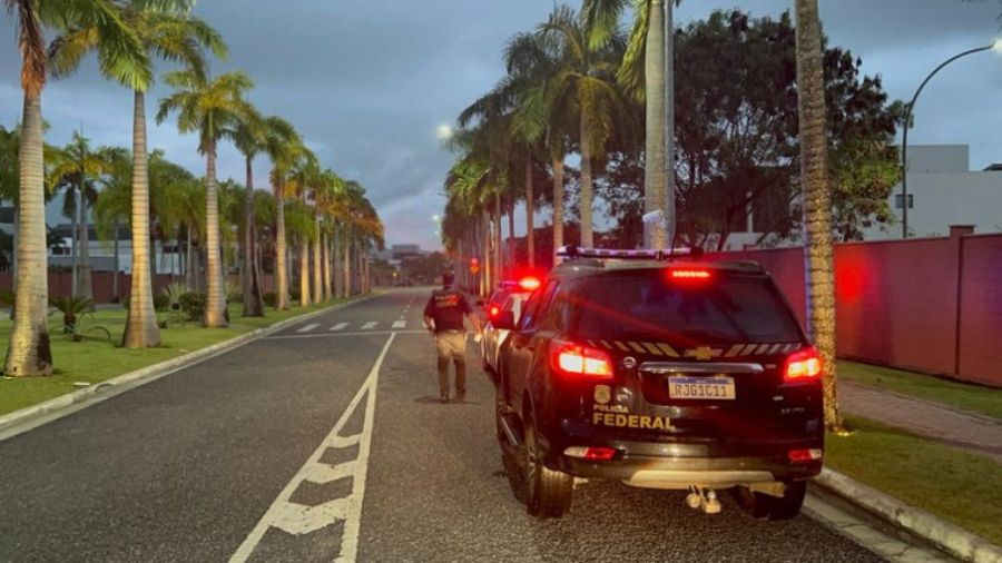 PF realiza operação em condomínio de luxo no Rio de Janeiro contra tráfico internacional de armas