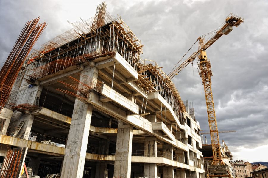 Escassez de trabalhadores atrasa obras e aumenta custos na construção