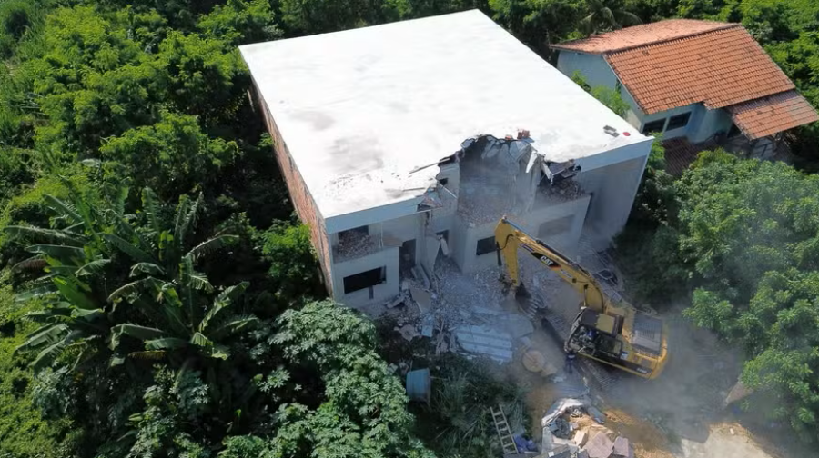 Construções irregulares em condomínio são demolidas causando prejuízo de R$ 4 milhões