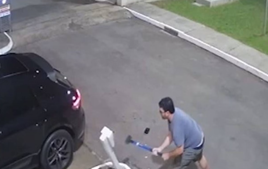 Advogado destrói portaria de condomínio a marretadas após portão atingir seu Porsche