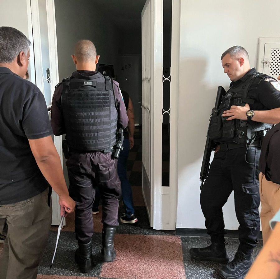Cães são encontrados acorrentados em apartamento após despejo em Volta Redonda (RJ)