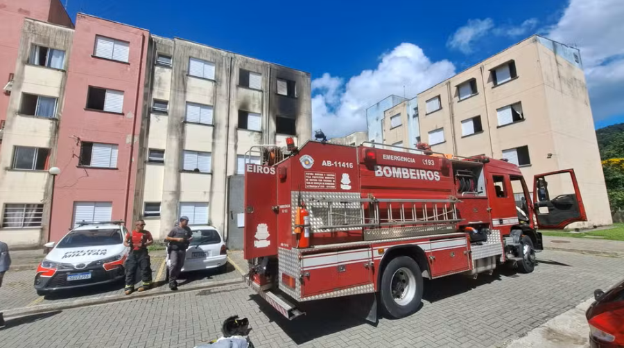 Mulher é presa após esfaquear vizinha e incendiar apartamento em Ubatuba (SP)