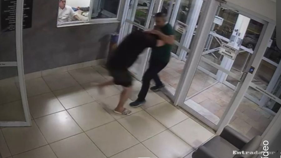 Morador de condomínio em Goiânia é agredido por torcedor do Goiás por usar camiseta do Vila Nova