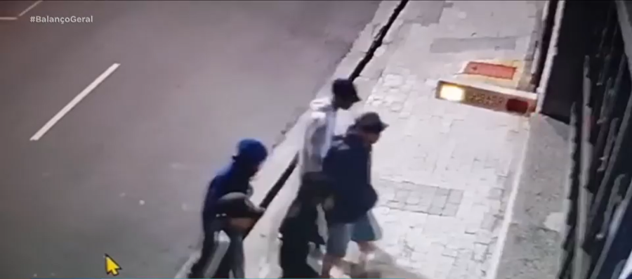 Criminosos derrubam portão e invadem prédio residencial no ABC Paulista durante a madrugada