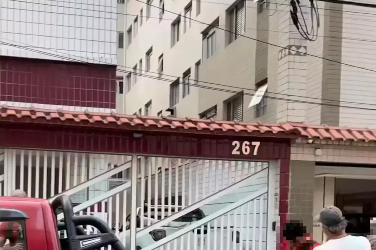 Adolescente é resgatada após incêndio em prédio no litoral de SP.webp