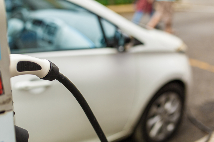 Carros elétricos em condomínios: Quais os quóruns necessários para instalação e adequações elétricas?