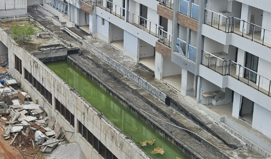 Obras paralisadas de condomínio geram transtornos aos moradores vizinhos